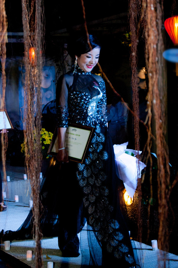 Thúy Nga lộng lẫy với áo dài thêu con công ảnh 5