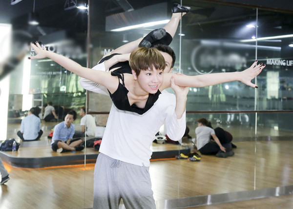 Trà My Idol băng bó đầu gối tập nhảy ảnh 10