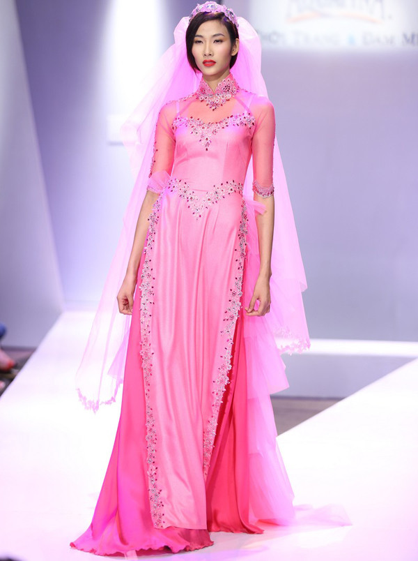 Hoàng Thùy diện áo dài cưới 'nghinh xuân' ảnh 2