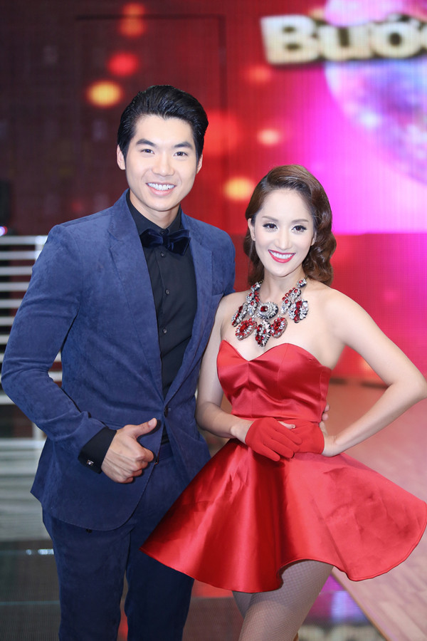 'Thót tim' với váy ngắn cũn của Khánh Thi ảnh 4