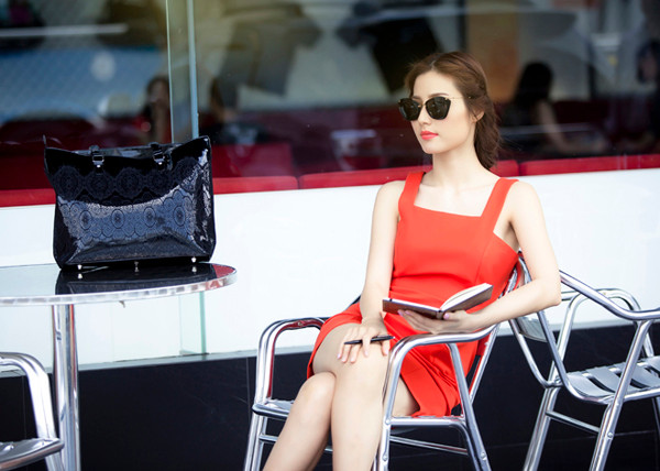 Diễm My 9X khoe dáng gợi cảm trên phố ảnh 6