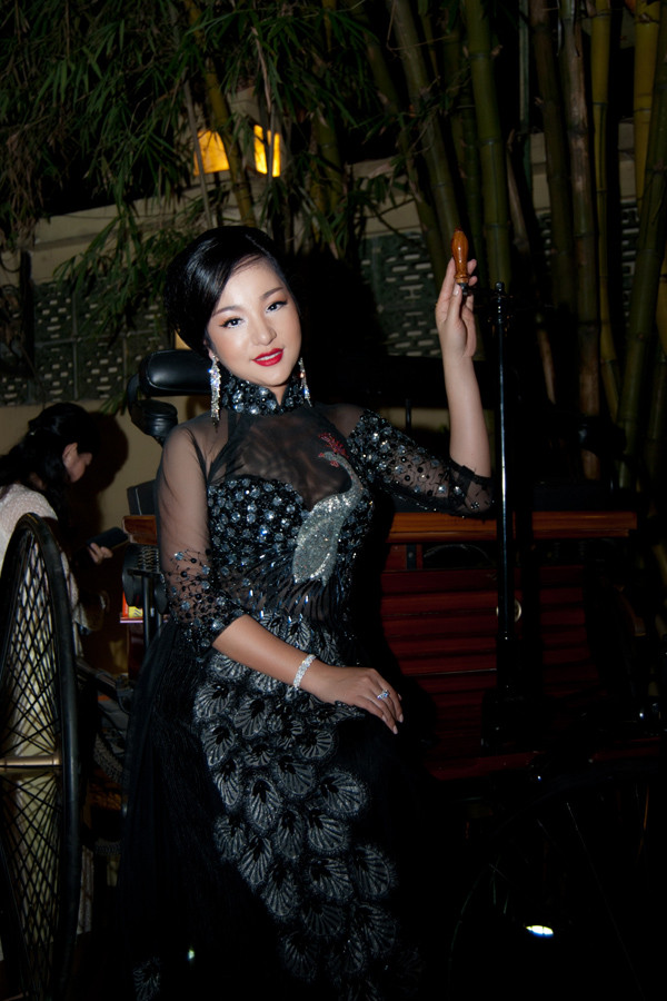 Thúy Nga lộng lẫy với áo dài thêu con công ảnh 4