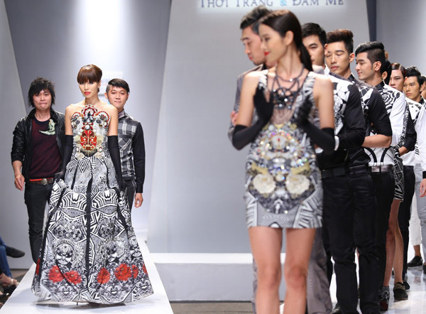 Hà Anh mặc váy họa tiết 'mặt tuồng' độc đáo ảnh 7