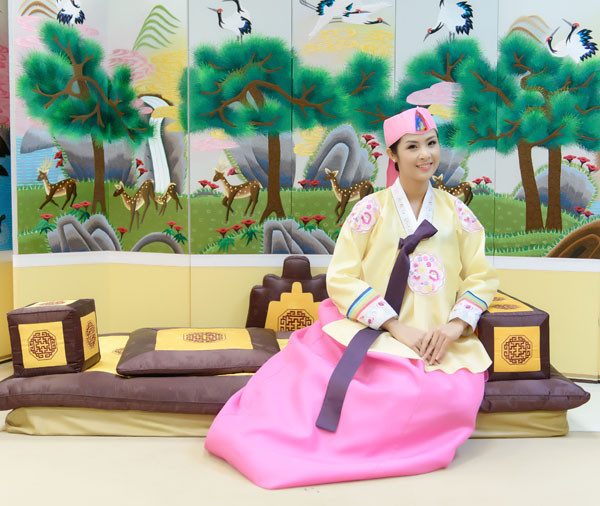 Ngọc Hân mặc Hanbok lộng lẫy ở Hàn Quốc ảnh 2