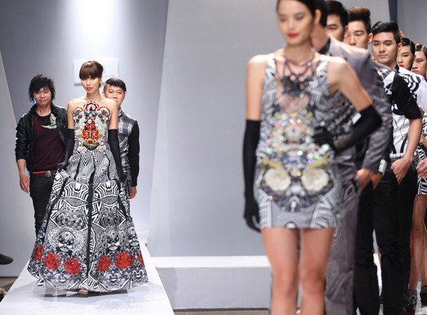 Hà Anh mặc váy họa tiết 'mặt tuồng' độc đáo ảnh 8