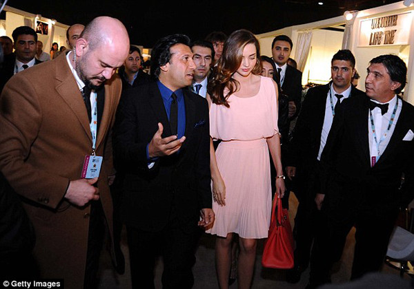 Miranda Kerr đeo vòng cổ giá hơn 60 tỷ đồng ảnh 8