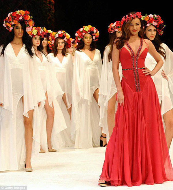 Miranda Kerr đeo vòng cổ giá hơn 60 tỷ đồng ảnh 2