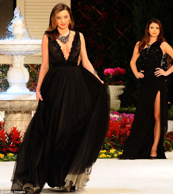 Miranda Kerr đeo vòng cổ giá hơn 60 tỷ đồng ảnh 1