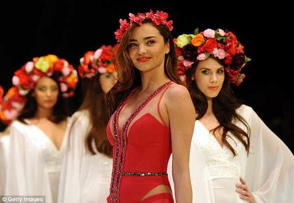 Miranda Kerr đeo vòng cổ giá hơn 60 tỷ đồng ảnh 3