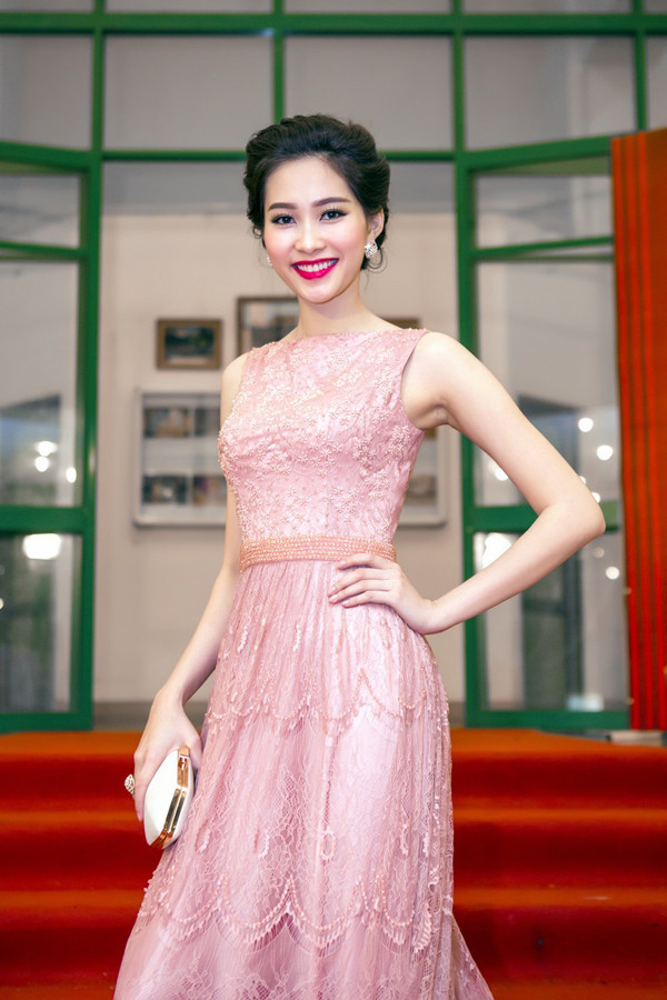 Hoa hậu Thu Thảo đẹp mong manh tựa tiên nữ ảnh 2