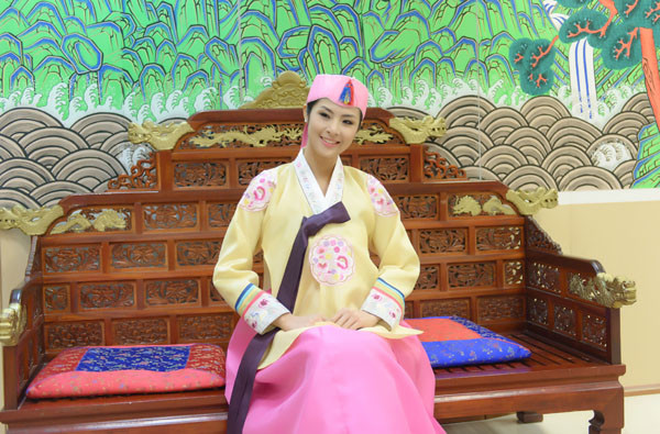 Ngọc Hân mặc Hanbok lộng lẫy ở Hàn Quốc ảnh 1