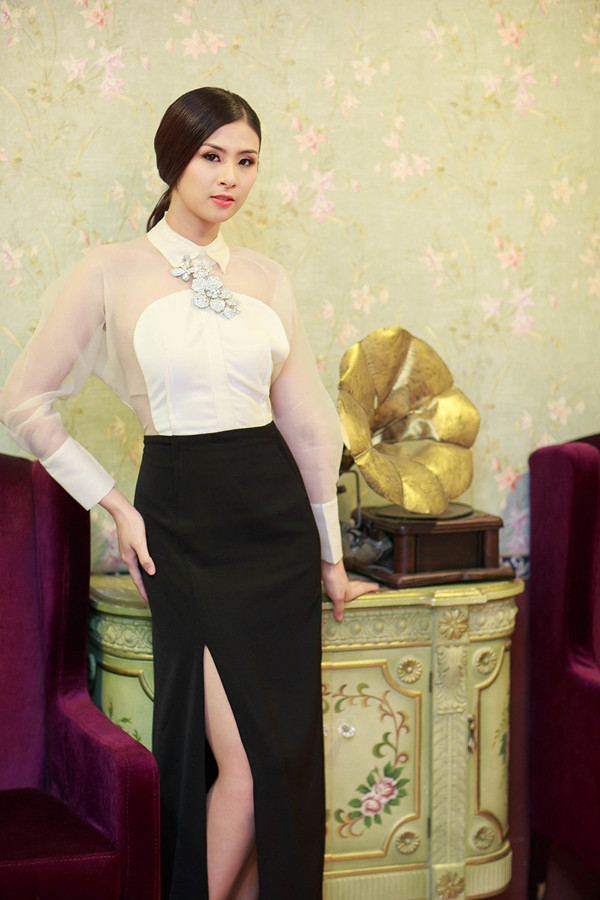 Ngọc Hân đổi phong cách gợi cảm làm giám khảo ảnh 1