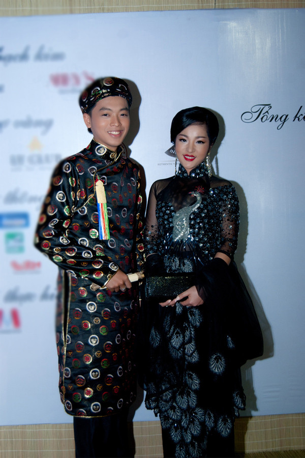 Thúy Nga lộng lẫy với áo dài thêu con công ảnh 2