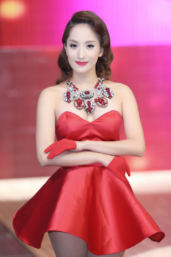 'Thót tim' với váy ngắn cũn của Khánh Thi ảnh 6