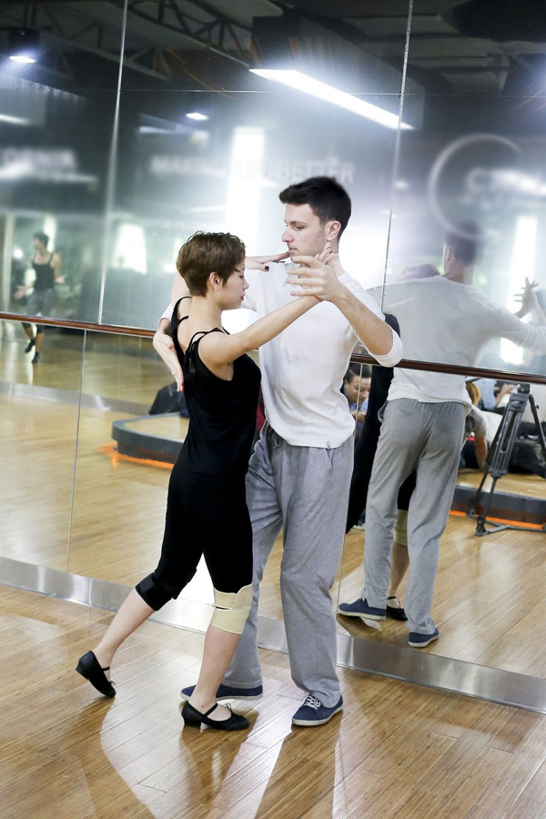 Trà My Idol băng bó đầu gối tập nhảy ảnh 5