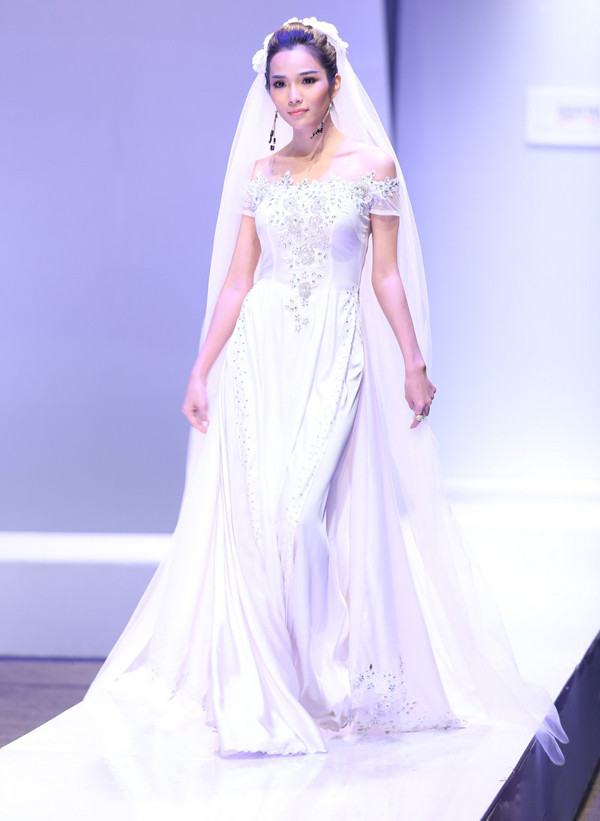 Hoàng Thùy diện áo dài cưới 'nghinh xuân' ảnh 10