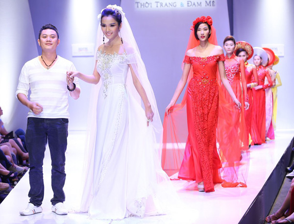 Hoàng Thùy diện áo dài cưới 'nghinh xuân' ảnh 11