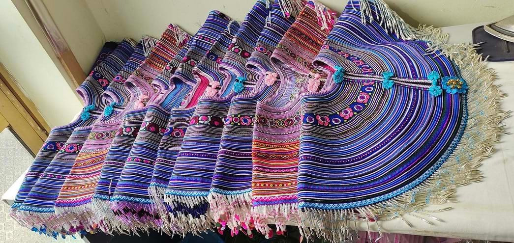 Ngoài quần áo, Chá còn sản xuất thắt lưng, xà cạp, khăn choàng...