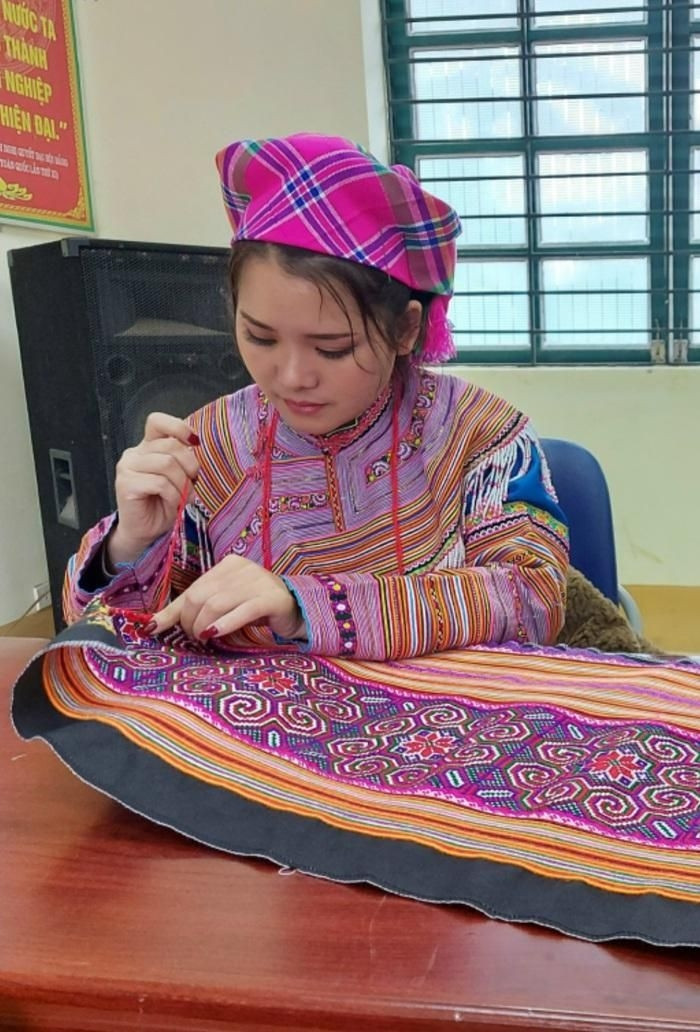 Giàng Thị Chá phát triển các loại họa tiết hoa văn mới trên nền thổ cẩm truyền thống của người Mông.