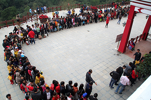 Dòng người chờ đợi cáp treo rất đông nhưng rất quy củ