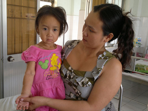 Cháu Nguyễn Thị Ái Trân và mẹ, chị Trần Thu Trang