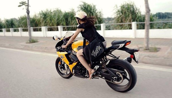 Cô nhận được nhiều lời tán tụng của cư dân mạng, đặc biệt là những người có niềm đam mê với mô tô phân khối lớn