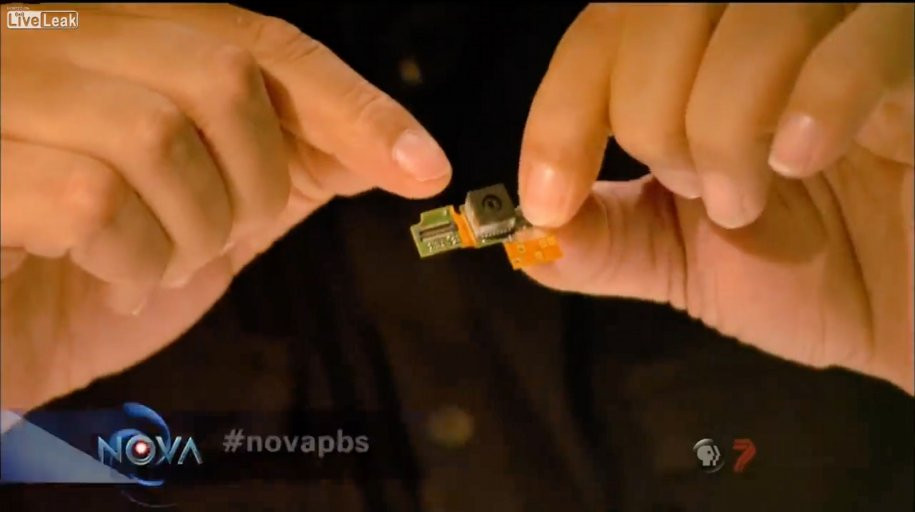 Một cell phones được lấy ra, đó là một camera nhỏ và một chíp xử lý ảnh. Hệ thống ARGUS kết hợp tới 368 tế bào như vậy