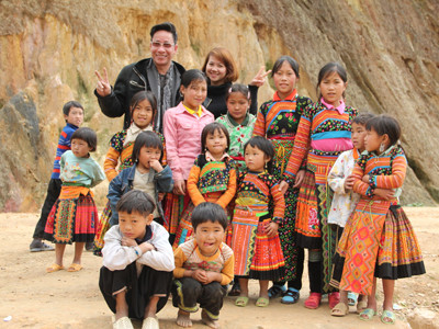 Anh Cao Việt Anh và các em học sinh Háng Đồng. Ảnh: Cẩm Ky