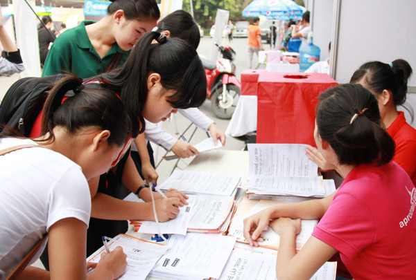 Đông đảo sinh viên tham dự đăng ký trò chơi, rút thăm trúng thưởng của các nhà tài trợ. Ảnh: Trường Phong. . Đông đảo sinh viên tham dự đăng ký trò chơi, rút thăm trúng thưởng của các nhà tài trợ. Ảnh: Trường Phong.