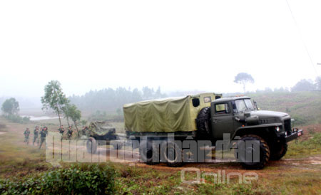 Kéo pháo rời thao trường, sau khi kết thúc huấn luyện