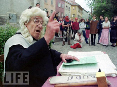 Một thầy bói đang hoạt động trên đường phố. Một thầy bói đang hoạt động trên đường phố