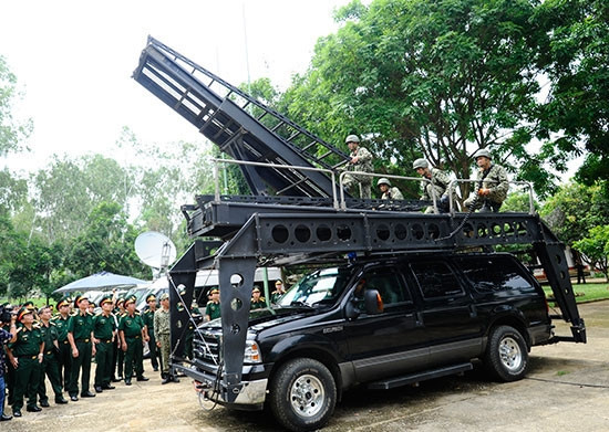 Xe nâng phóng thang chuyên dụng để lực lượng đặc công chống khủng bố đột nhập nhà cao tầng khi cần thiết. Mức thang có thể nâng cao 9m, xe có thể di chuyển với vận tốc 160km/h