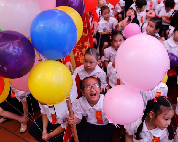 Vui tươi khi thả những quả bóng bay