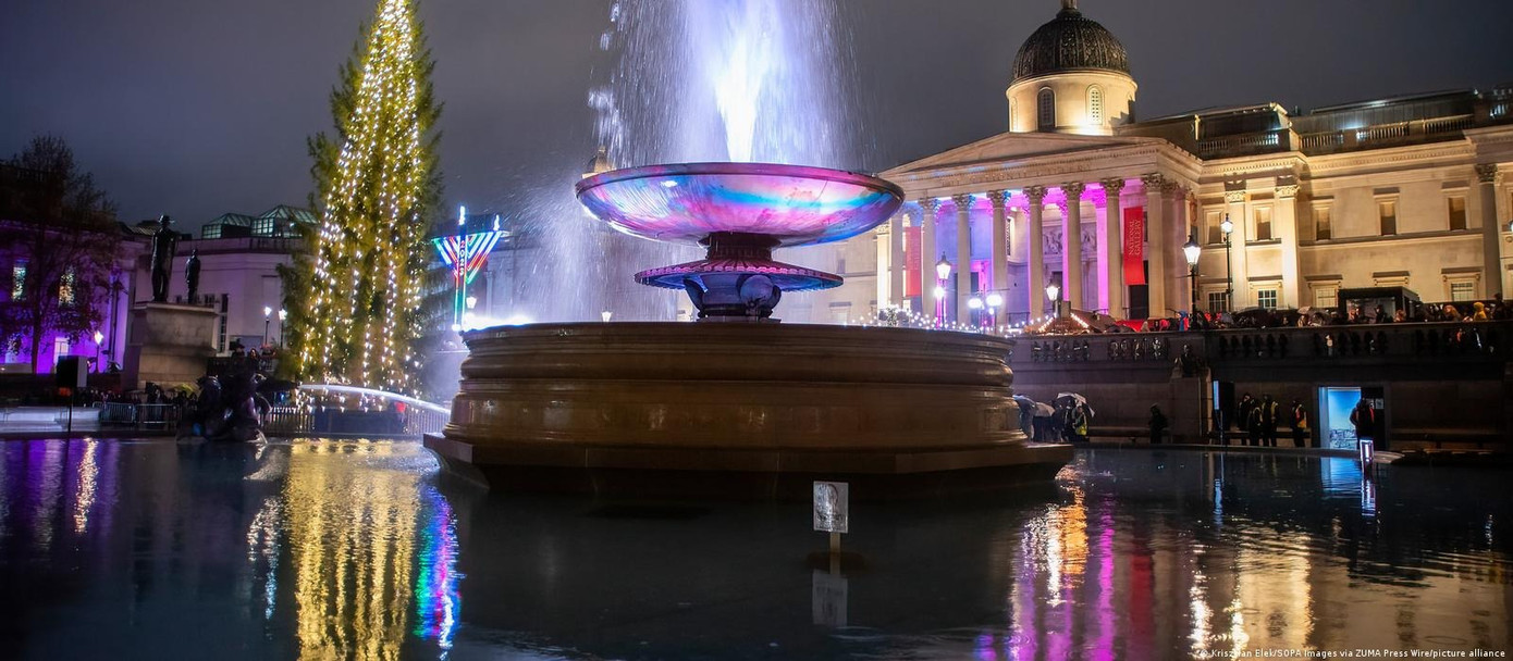 Cây thông do thành phố Oslo (Na Uy) tặng được trang hoàng rực rỡ ở Quảng trường Trafalgar (London, Anh). Ảnh: SOPA