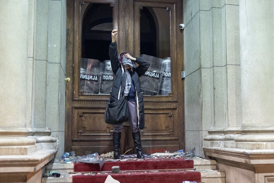 Người biểu tình bên ngoài tòa nhà hành chính thành phố Belgrade tối 24/12. Ảnh: Reuters Người biểu tình bên ngoài tòa nhà hành chính thành phố Belgrade tối 24/12. Ảnh: Reuters