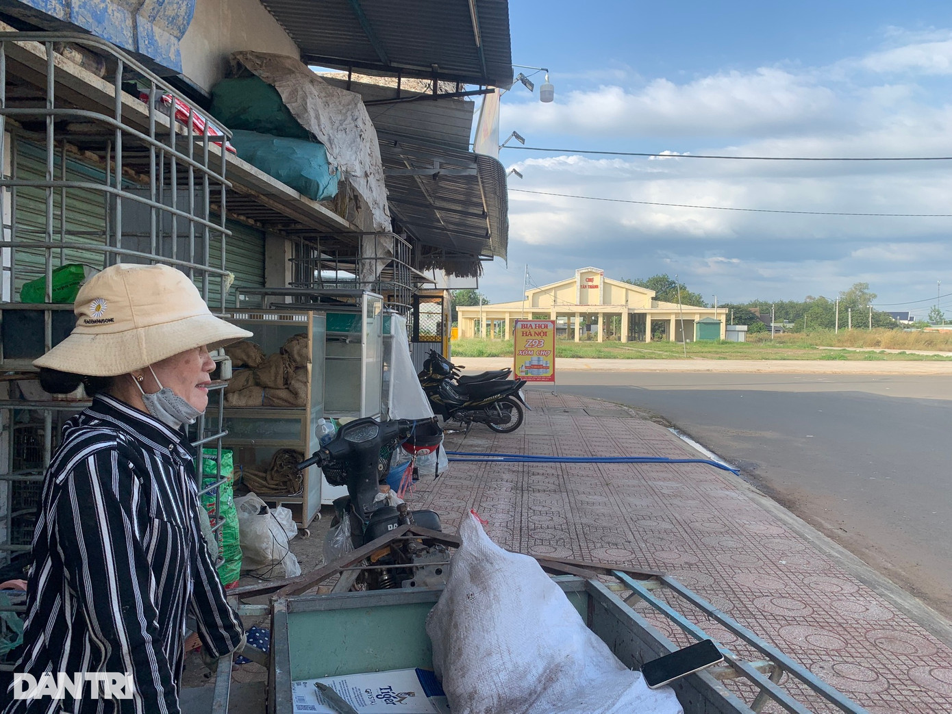 Cô Chi (64 tuổi), người dân sống tại đây cho hay, sau khi chợ khánh thành có một vài tiểu thương mang hàng vào bên trong buôn bán. Tuy nhiên, do không có khách vào mua nên họ lại dọn hàng đi. Cô Chi nói thêm, lực lượng chức năng liên tục xử lý những người buôn bán lấn chiếm vỉa hè, lòng lề đường trên quốc lộ 14, ngay phía trước chợ. Tuy nhiên, người dân đã quen với việc mua bán phía ngoài đường. Nếu chợ Tân Thành hoạt động ổn định cũng phải mất mấy năm nữa.