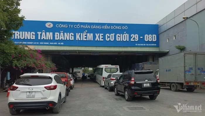 Xe xếp hàng kín sân chờ đến lượt đăng kiểm Xe xếp hàng kín sân chờ đến lượt đăng kiểm