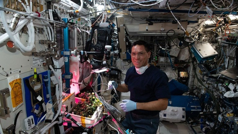 Phi hành gia Frank Rubio. Ảnh: ISS