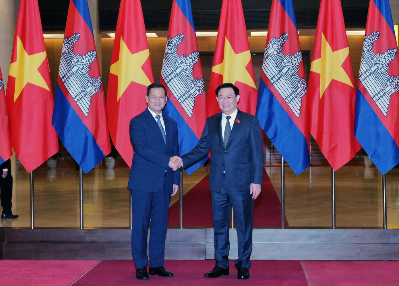 Chủ tịch Quốc hội Vương Đình Huệ và Thủ tướng Campuchia Hun Manet chụp ảnh chung. (Ảnh: Nhật Minh) Chủ tịch Quốc hội Vương Đình Huệ và Thủ tướng Campuchia Hun Manet chụp ảnh chung. (Ảnh: Nhật Minh)