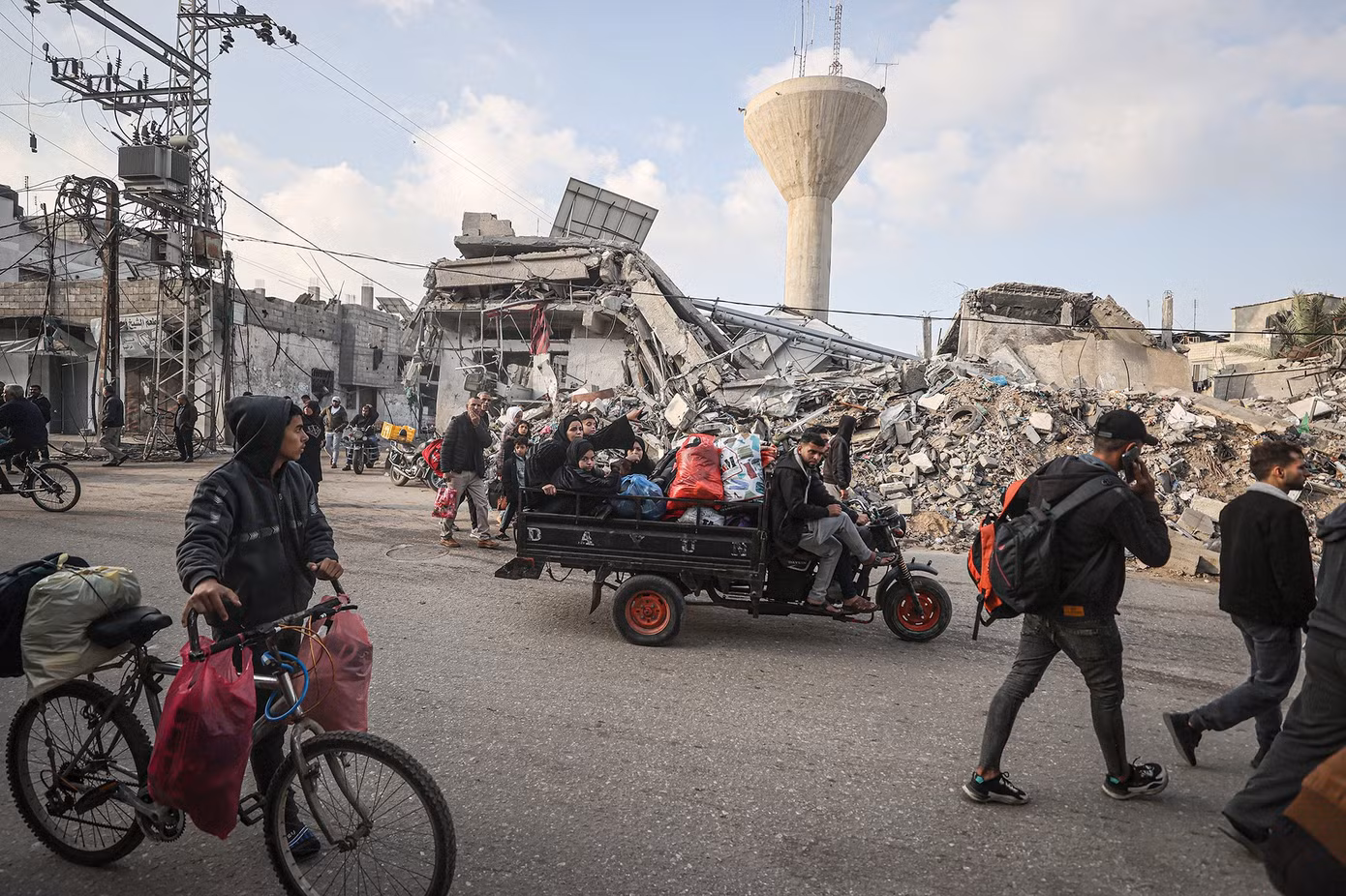 Người dân Dải Gaza sơ tán ngày 1/12 ở Khan Younis khi giao tranh nối lại. Ảnh: Getty Images