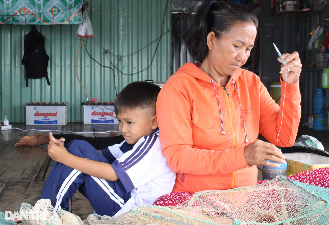 Gia đình chị Miễn Thị Đẹp (sinh năm 1981) có 4 người con trai, 2 người con lớn học hết lớp 3 thì nghỉ. Còn hai bé đang theo học trường tiểu học tại xã, hàng ngày, người anh sẽ dùng thuyền đưa các em lên đất liền để học. Sau đó, hai con trai lớn sẽ cùng cha đi thả lưới kiếm sống. Gia đình chị Miễn Thị Đẹp (sinh năm 1981) có 4 người con trai, 2 người con lớn học hết lớp 3 thì nghỉ. Còn hai bé đang theo học trường tiểu học tại xã, hàng ngày, người anh sẽ dùng thuyền đưa các em lên đất liền để học. Sau đó, hai con trai lớn sẽ cùng cha đi thả lưới kiếm sống.