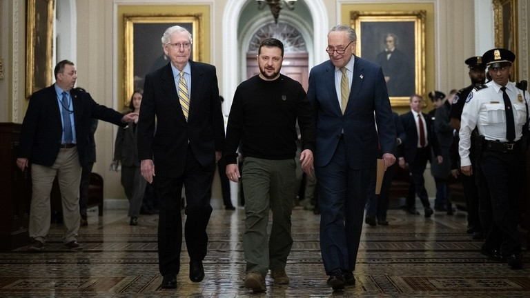 Lãnh đạo phe thiểu số Thượng viện Mitch McConnell (trái), Tổng thống Ukraine Volodymyr Zelensky (giữa) và Lãnh đạo đa số Thượng viện Chuck Schumer (phải). Ảnh: Getty Images Lãnh đạo phe thiểu số Thượng viện Mitch McConnell (trái), Tổng thống Ukraine Volodymyr Zelensky (giữa) và Lãnh đạo đa số Thượng viện Chuck Schumer (phải). Ảnh: Getty Images