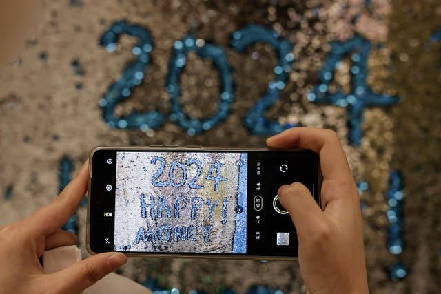 Một phụ nữ chụp ảnh thông điệp mừng năm mới ở Vũ Hán (Trung Quốc). Ảnh: Getty Images Một phụ nữ chụp ảnh thông điệp mừng năm mới ở Vũ Hán (Trung Quốc). Ảnh: Getty Images