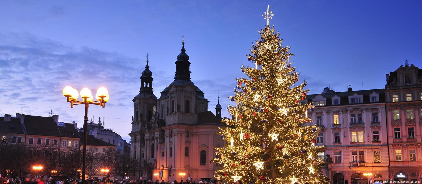 Cây thông rực sáng một góc đường ở Praha (Cộng hòa Séc). Ảnh: CTK