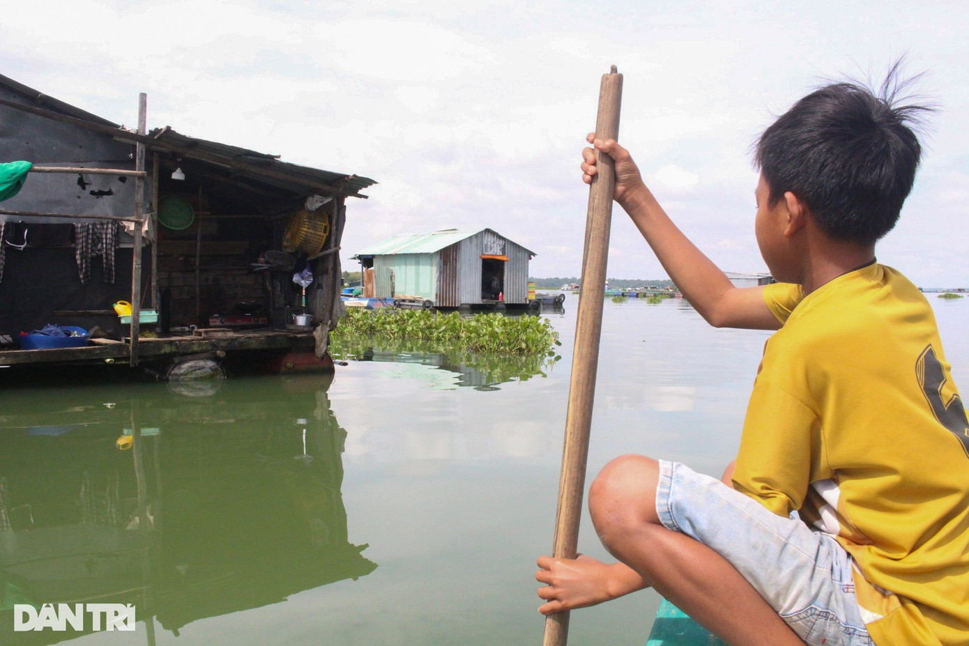 Trao đổi với phóng viên Dân trí, lãnh đạo xã Minh Hòa, cho biết, nhiều trẻ mầm non không được cha mẹ cho đến lớp vì họ không có điều kiện và đường đến lớp cũng xa. Tuy nhiên, chính quyền địa phương luôn tạo điều kiện cho các em được đến trường. Các em lên lớp 1 đều được đến lớp. Chính quyền cũng thường xuyên kêu gọi các mạnh thường quân hỗ trợ nhu yếu phẩm cho các gia đình gặp khó khăn. Trao đổi với phóng viên Dân trí, lãnh đạo xã Minh Hòa, cho biết, nhiều trẻ mầm non không được cha mẹ cho đến lớp vì họ không có điều kiện và đường đến lớp cũng xa. Tuy nhiên, chính quyền địa phương luôn tạo điều kiện cho các em được đến trường. Các em lên lớp 1 đều được đến lớp. Chính quyền cũng thường xuyên kêu gọi các mạnh thường quân hỗ trợ nhu yếu phẩm cho các gia đình gặp khó khăn.