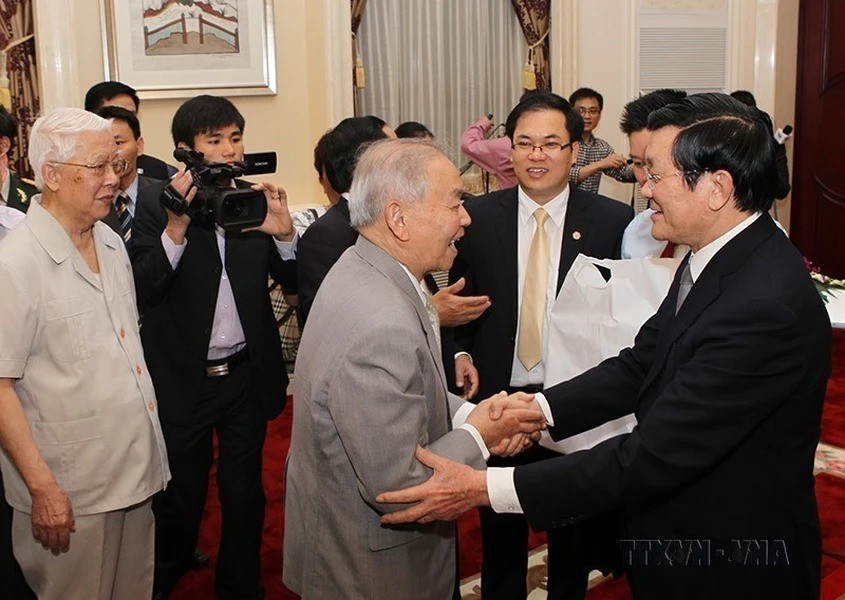 Chủ tịch nước Trương Tấn Sang gặp gỡ bạn bè Trung Quốc từng giúp đỡ Việt Nam trong kháng chiến bảo vệ Tổ quốc và xây dựng đất nước (Bắc Kinh, 20/6/2013). (Ảnh: Nguyễn Khang/TTXVN)