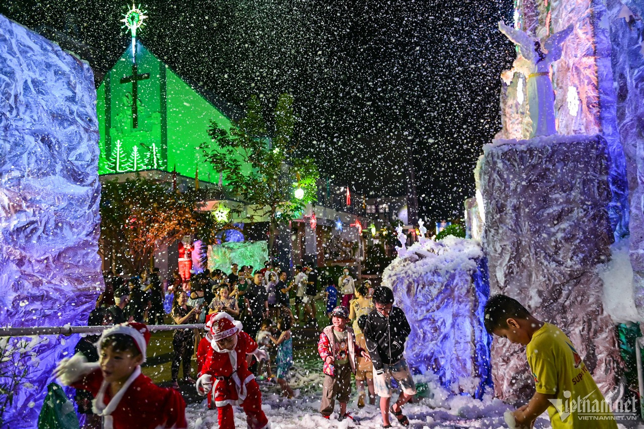 Gần đó, nhà thờ Giáo xứ Bình An Thượng có một hang đá lớn với hình dáng những khối đá vuông vắn được lắp ghép từ hơn 400kg bao bì nhựa. Nhà thờ cũng đầu tư máy phun tuyết nhân tạo nên đã thu hút rất đông người tới vui chơi. Gần đó, nhà thờ Giáo xứ Bình An Thượng có một hang đá lớn với hình dáng những khối đá vuông vắn được lắp ghép từ hơn 400kg bao bì nhựa. Nhà thờ cũng đầu tư máy phun tuyết nhân tạo nên đã thu hút rất đông người tới vui chơi.