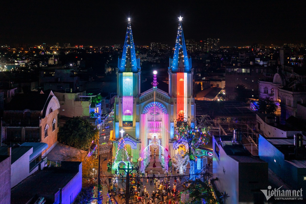 Những ngày cận lễ Giáng sinh, nhiều nhà thờ tại TP.HCM đã lung linh ánh đèn. Nhà thờ thuộc giáo xứ Bắc Dũng (quận Gò Vấp) đang đón lượng khách đông đúc về vui chơi bởi nơi đây năm nào cũng được trang trí rất công phu. Những ngày cận lễ Giáng sinh, nhiều nhà thờ tại TP.HCM đã lung linh ánh đèn. Nhà thờ thuộc giáo xứ Bắc Dũng (quận Gò Vấp) đang đón lượng khách đông đúc về vui chơi bởi nơi đây năm nào cũng được trang trí rất công phu.