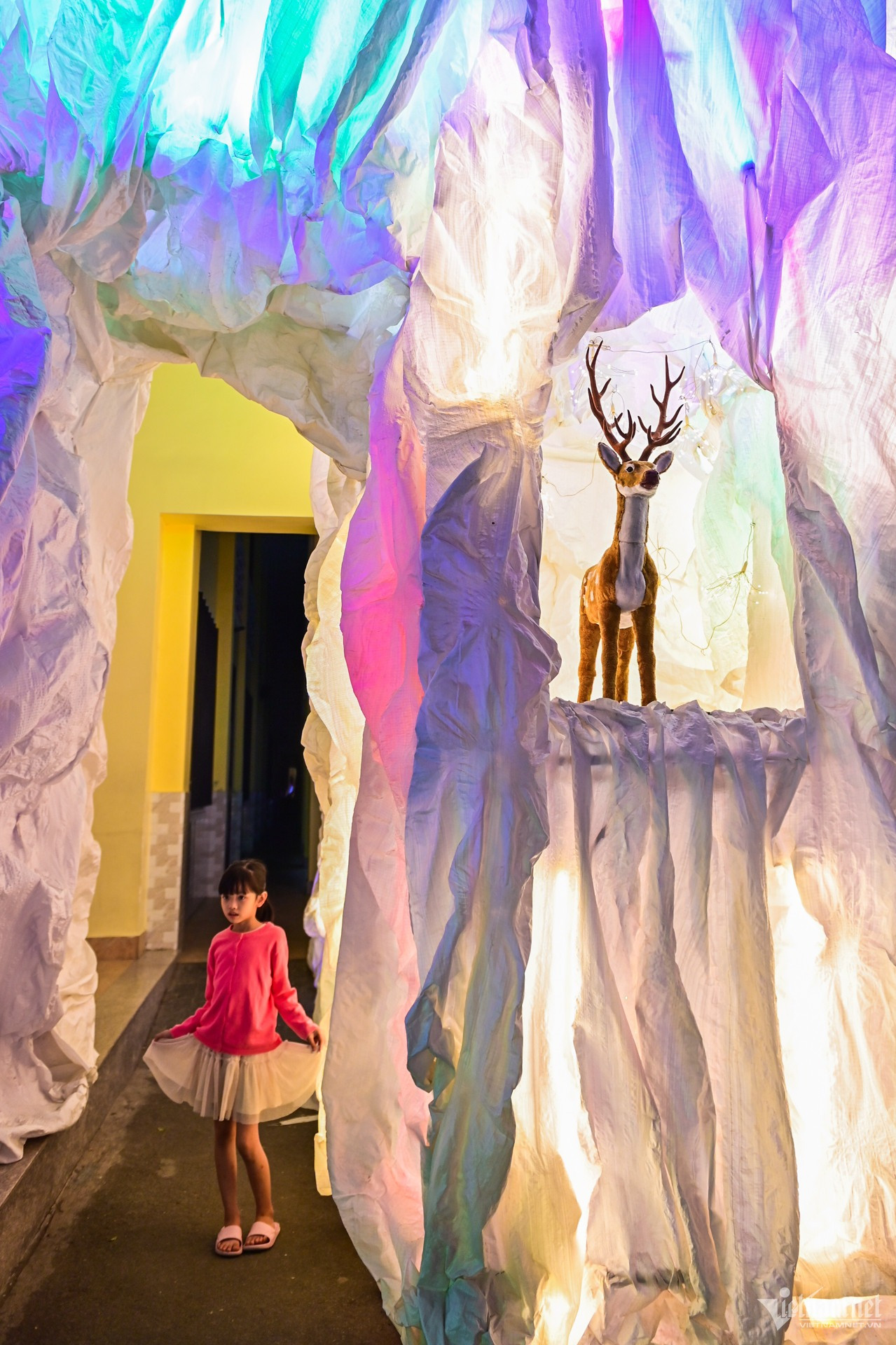 Một em nhỏ tạo dáng bên hang đá sáng rực sắc màu ở nhà thờ Bình Thái. Một em nhỏ tạo dáng bên hang đá sáng rực sắc màu ở nhà thờ Bình Thái.