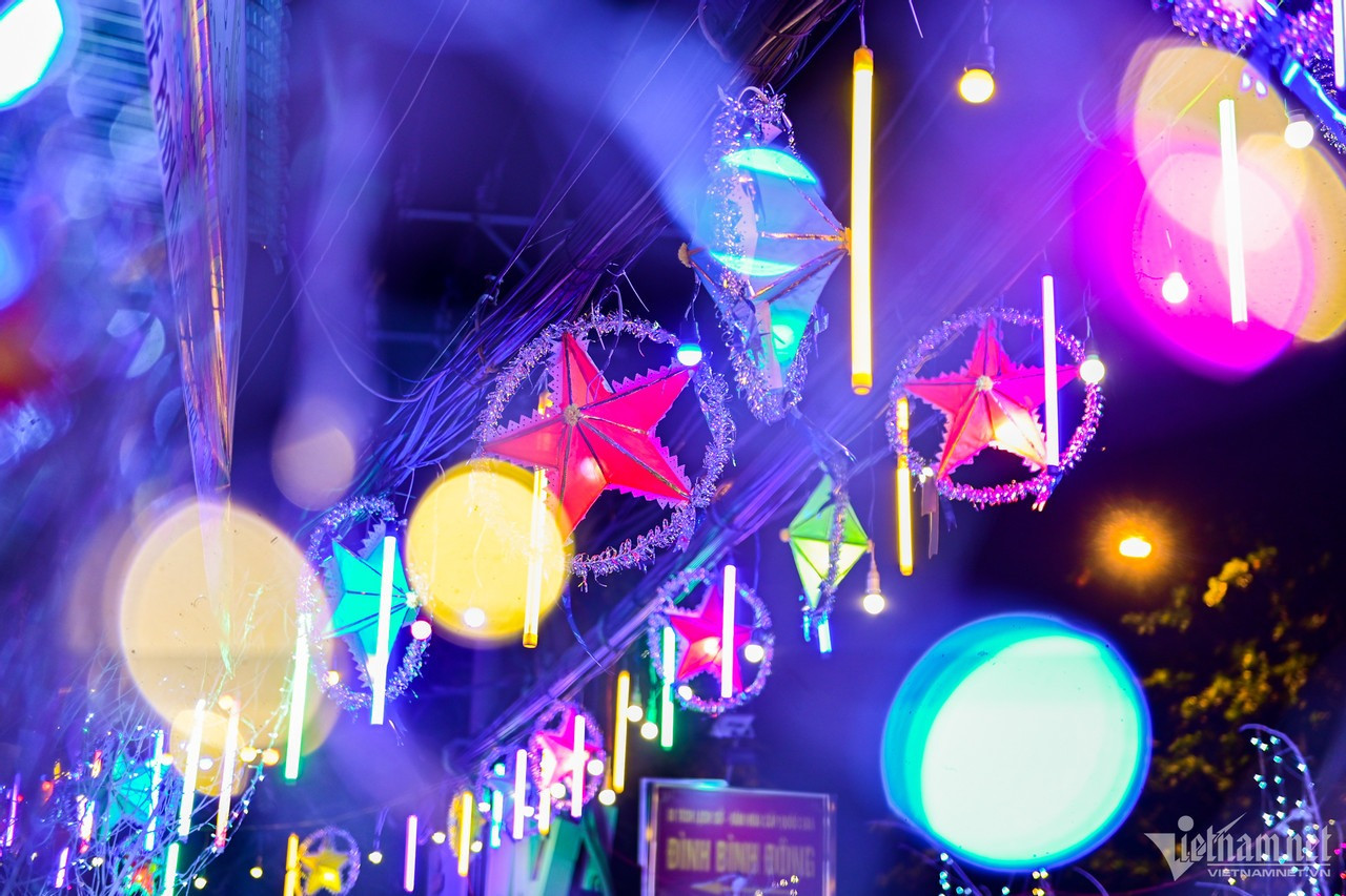 Dọc các con đường, lối hẻm đều được thắp đèn, treo sao rực rỡ. Dọc các con đường, lối hẻm đều được thắp đèn, treo sao rực rỡ.